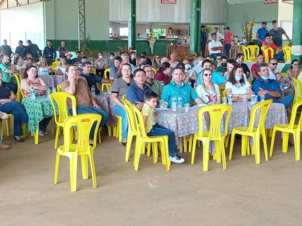 Encontro rene polticos estaduais e lideranas regionais para discutir a pavimentao da MT 220 no municpio de Juara