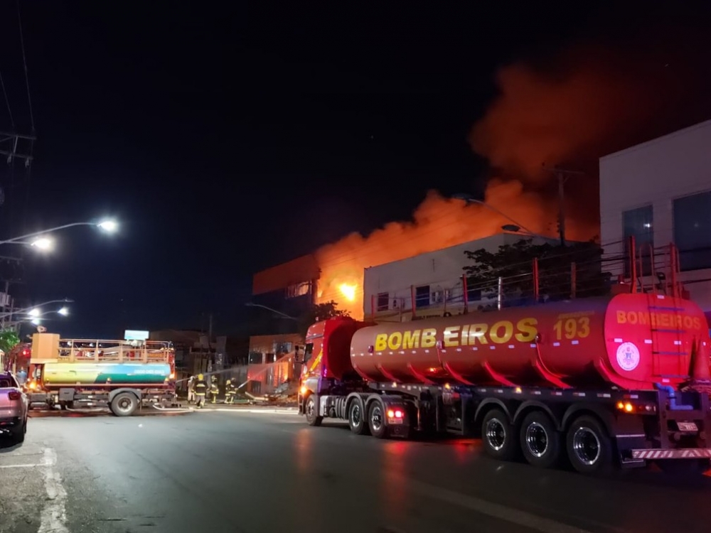 Bombeiros se ferem aps prdio desabar durante grande incndio em lojas no Centro de Cuiab 