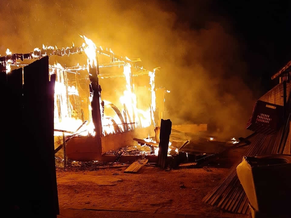 Casa  destruda pelo fogo na noite de domingo, no Bairro Jardim Amrica.