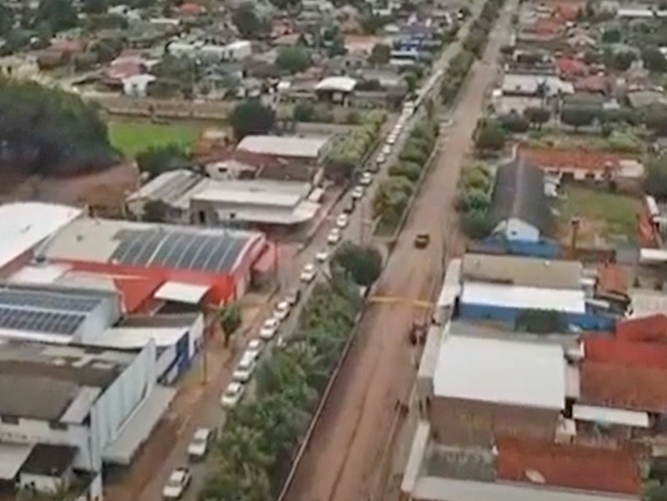 Prefeito de Novo Horizonte do Norte chora ao voltar para casa depois de vencer a COVID e ser recebido com carreata.