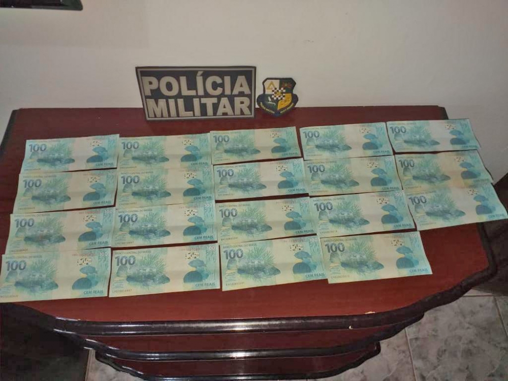 PM prende homem com R$ 1,9 mil em notas falsas de 100 reais em Denise-MT