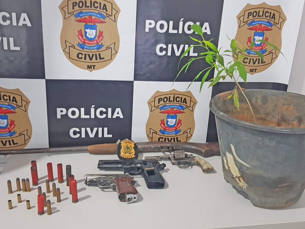 Polcia Civil de Juara apreende menor com armas de fogo, munio, simulacro e um p de maconha.