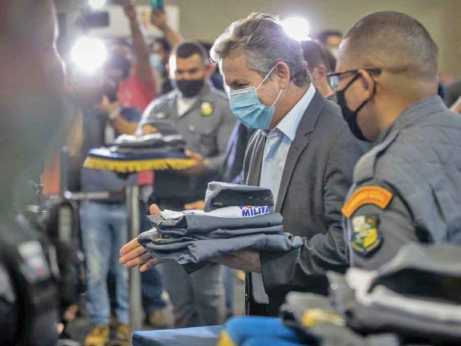 Governador entrega fardas e 1.300 pistolas Glock: ?Nossa PM precisa estar bem armada?