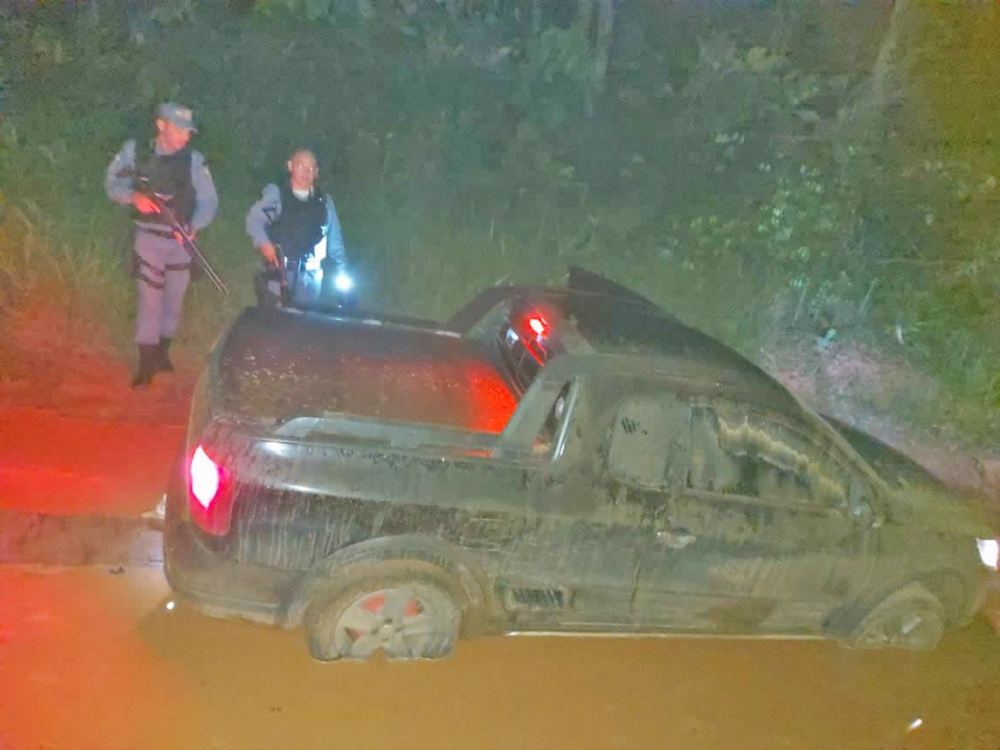 Polcia Militar recupera veculo roubado em uma fazenda de Porto dos Gachos.