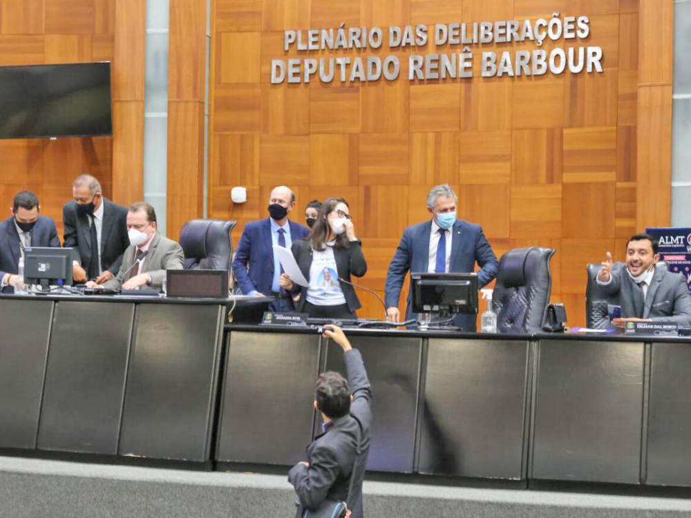 Deputados votam contra projeto de 'feriado' de 10 dias