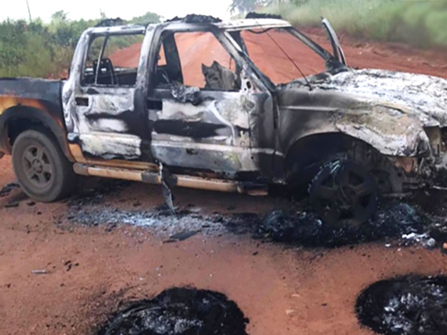 Quadrilha assalta mineradora de Paranata, no Norto, leva baldes de ouro e coloca fogo em carros