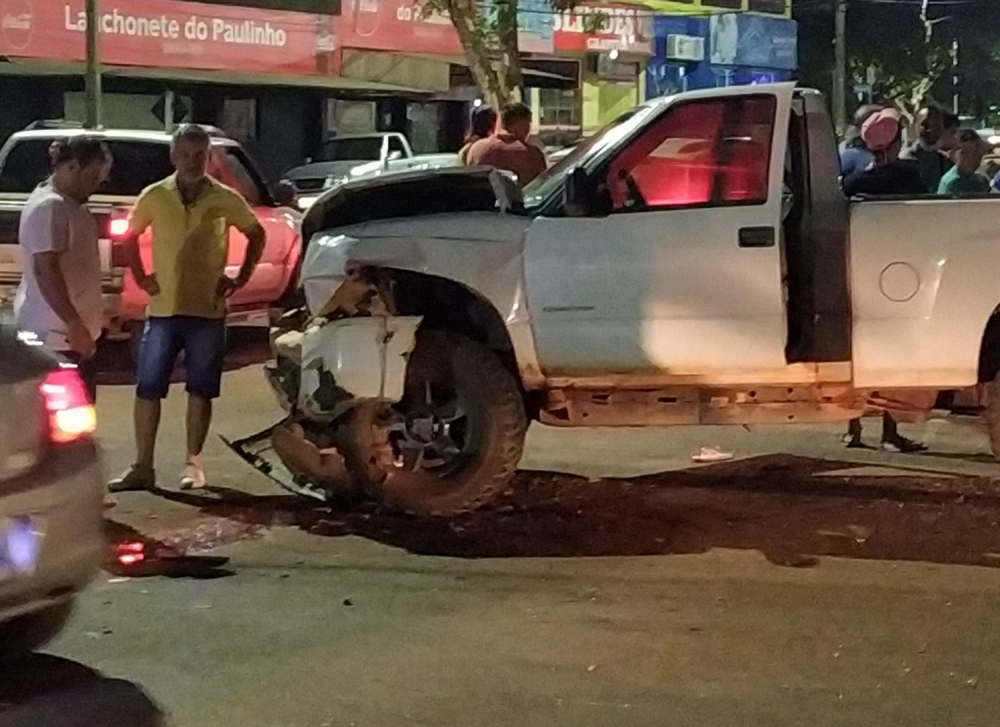 Choque violento entre dois veculos em rotatria deixa um carro destrudo e trs feridos em Juara