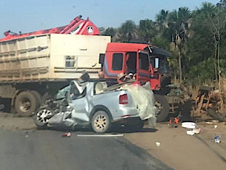 Mulher morre e 3 ficam feridos em coliso entre carretas e carro em Sorriso; 163 ficou interditada