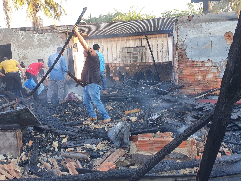 Casa de madeira  totalmente destruda pelo fogo em Juara.