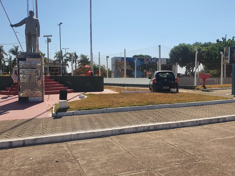 Carro invade a Praa dos Colonizadores de Juara e passa o dia no interior do logradouro