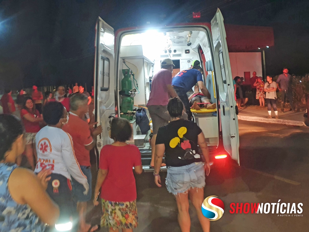 Acidente entre duas motos deixa trs pessoas feridas no sbado  noite em Juara.