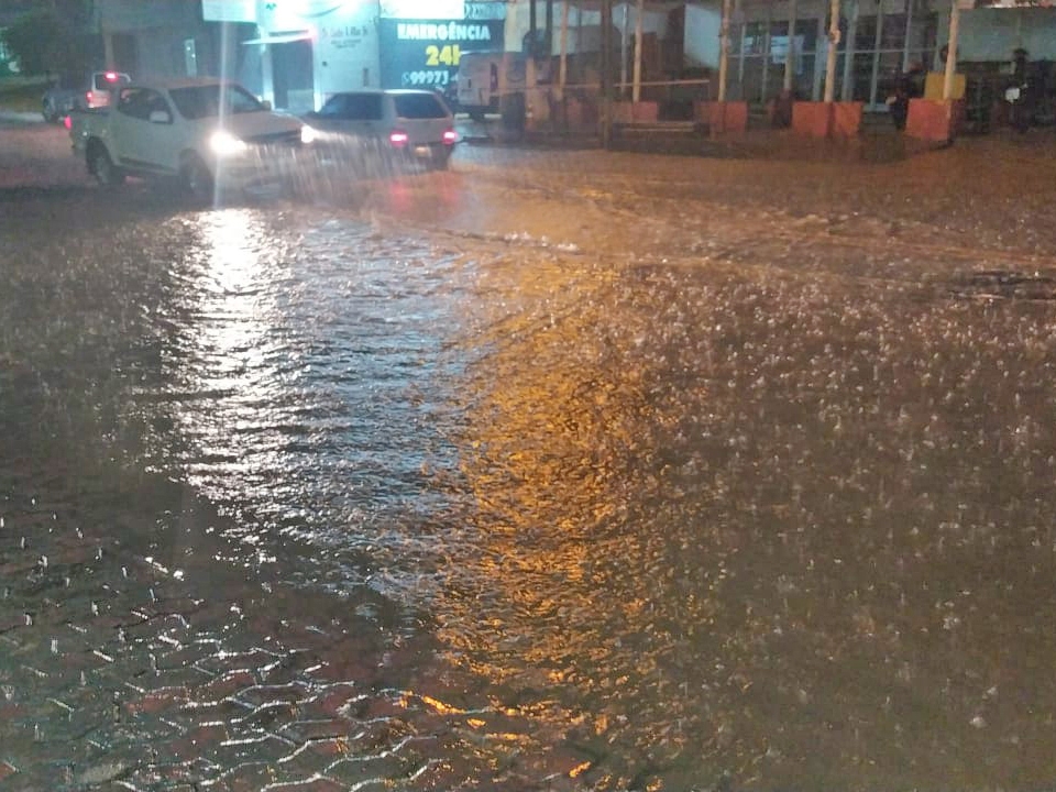 Avenida Rio de Janeiro continua com os mesmos problemas quando chove e promessas de sempre.