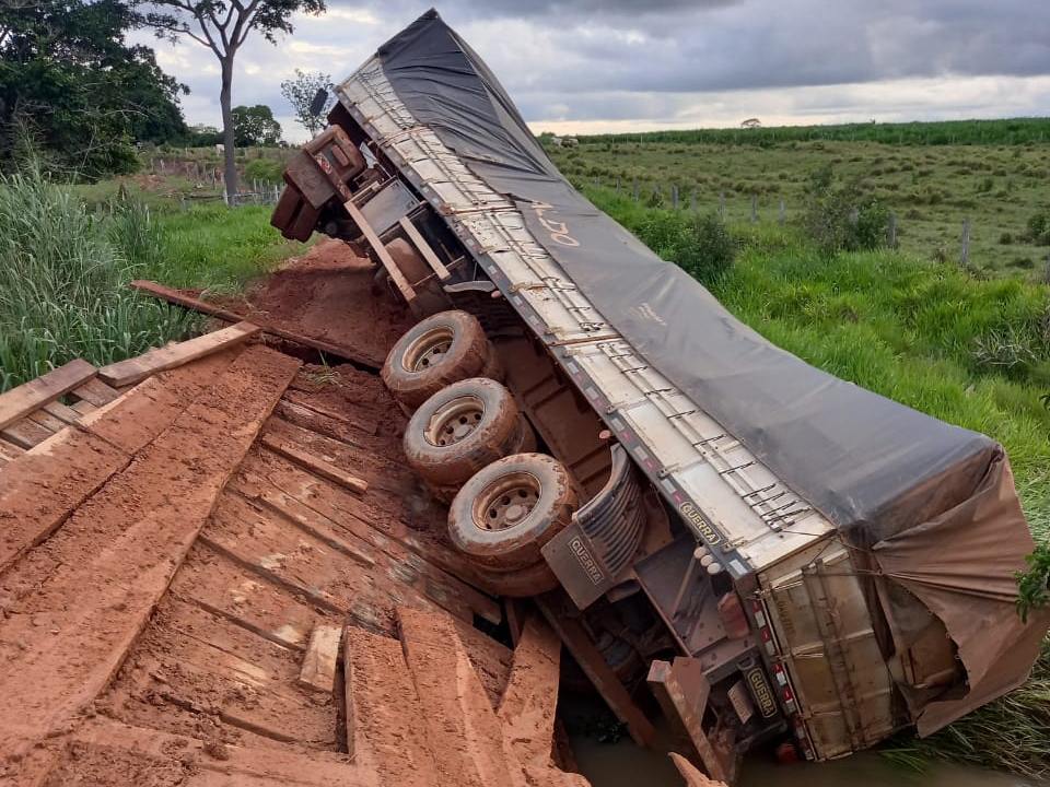 Caminho quebra ponte no desvio para a estrada do Ja e interdita outro trecho de acesso  regio de itapaiuna 