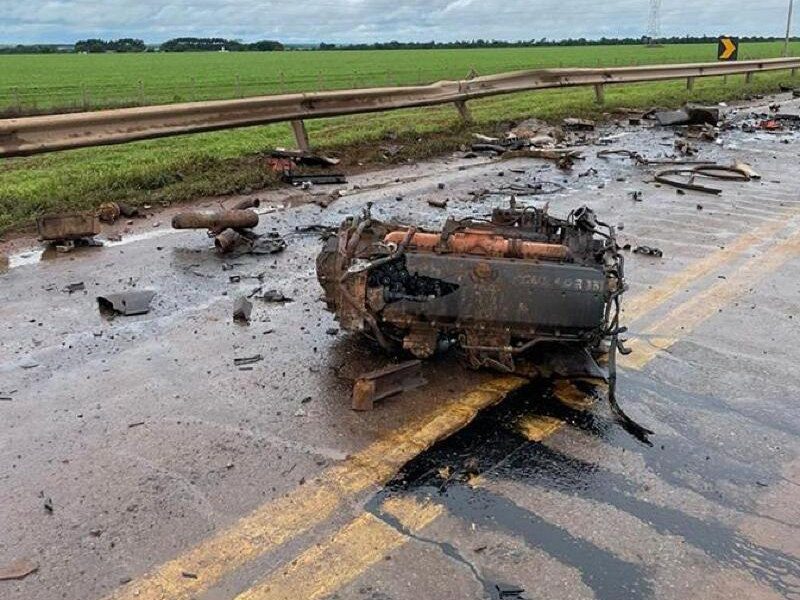 Acidente entre carro e carreta interdita BR-163 prximo a Lucas do Rio Verde-MT