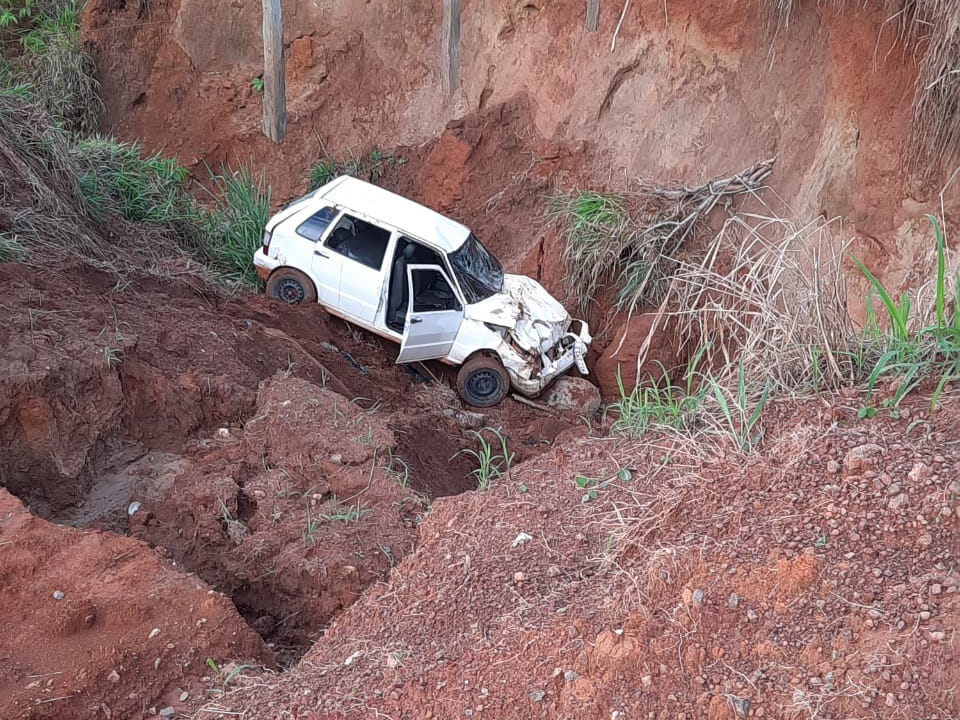 Carro cai em cratera na margem da estrada do Ja, moradora registra o episdio e divulga em redes sociais.