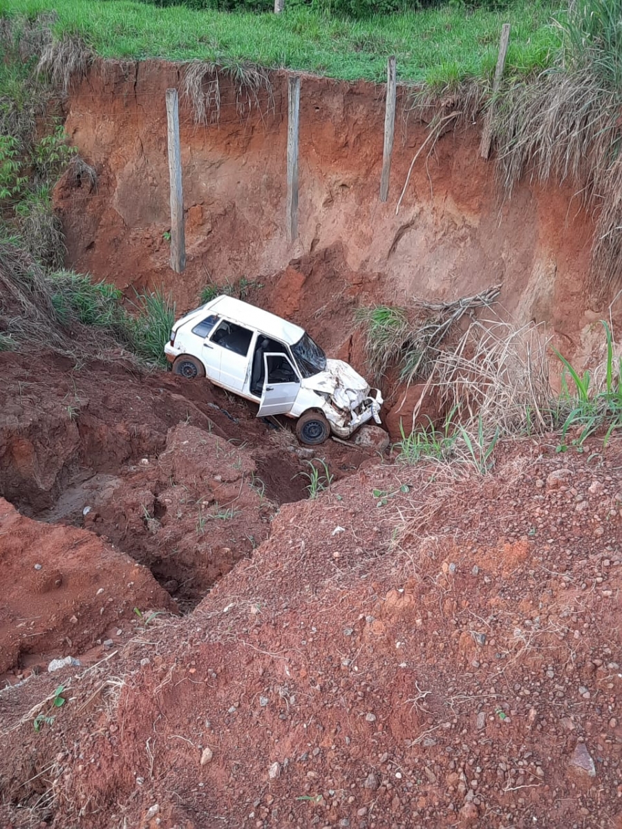 Carro dentro de cratera na estrada do Ja