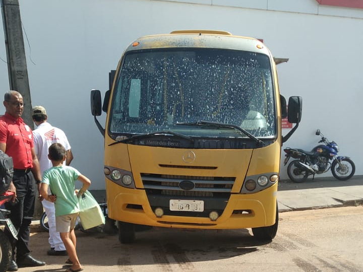 nibus do transporte escolar de Juara estaciona para a bastecer, volta de r atinge oficina de revenda de motos.