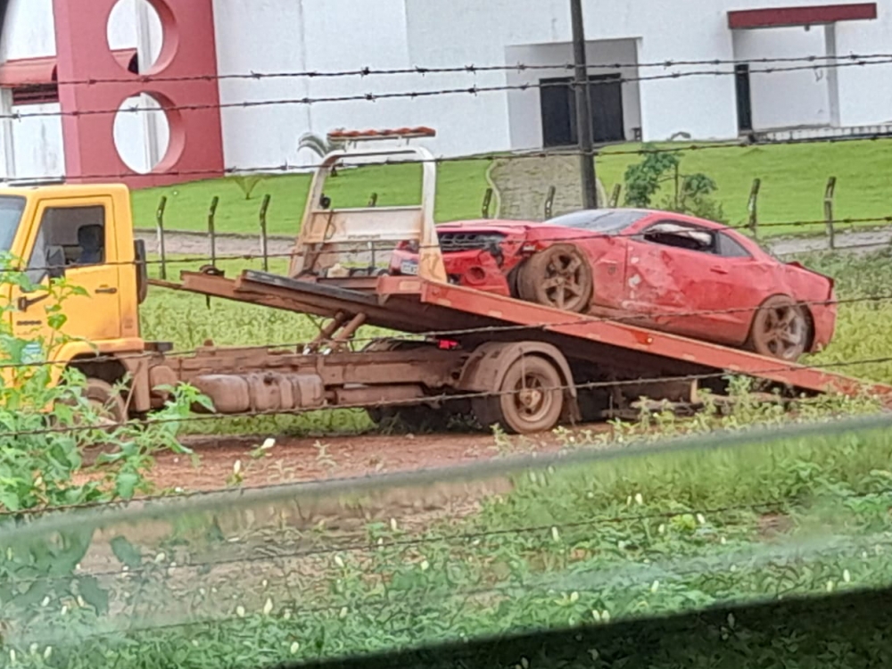 Condutora de um Camaro perde o controle do veculo e arrebenta cerca do Geraldo e ACRIVALE.