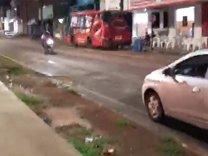 Motociclista embriagado d trabalho para a PM,  perseguido pela viatura e s  detido quando cai.