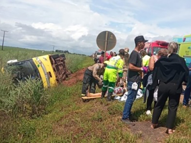 nibus com quase 30 pessoas tomba na BR-163 em Lucas do Rio Verde 