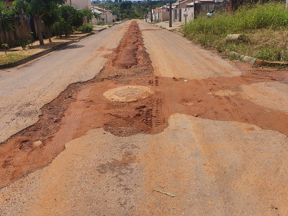 Moradores do So Gabriel reclamam de buracos no asfalto no meio das ruas do Bairro.  