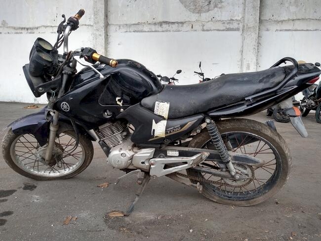 Homem com mandado de priso em aberto  preso pela PM de Juara conduzindo moto sem placa e numerao raspada.