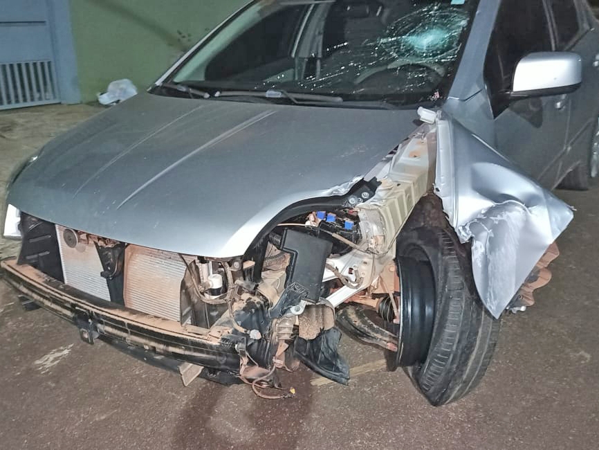 Motorista derruba poste de iluminao pblica na Praa de Juara e depois abandona o carro.