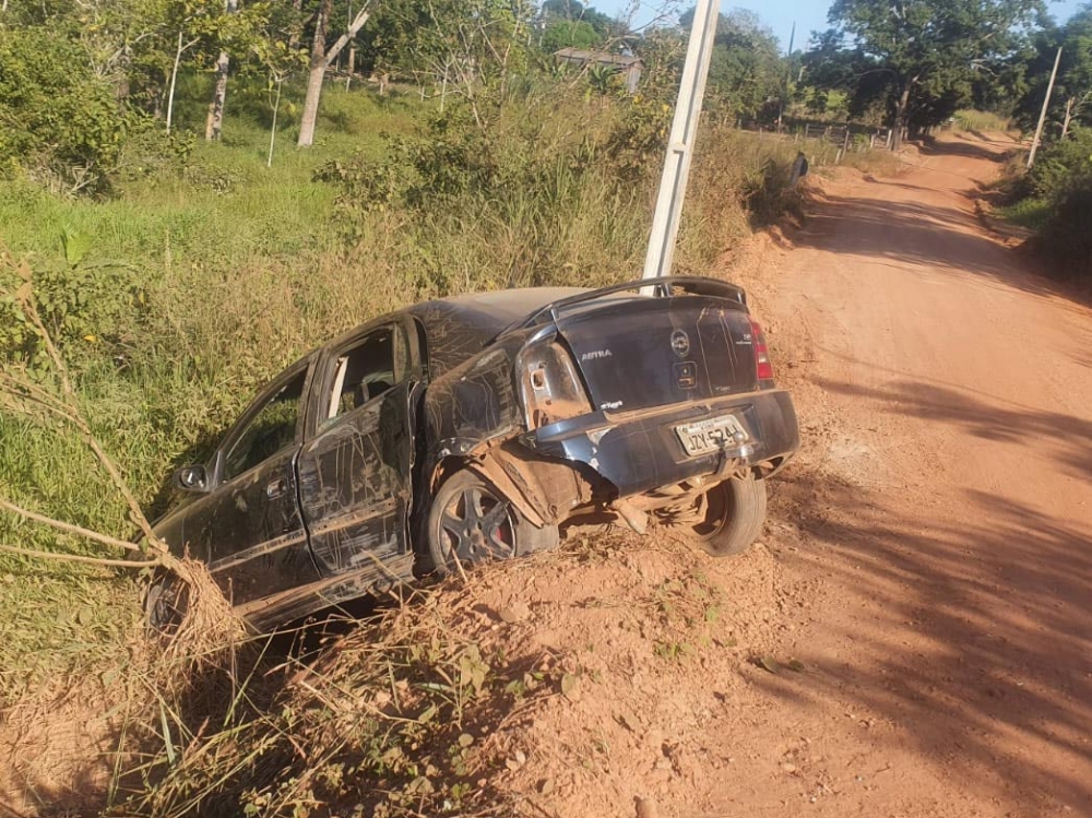 Carro bate em mouro cerca, anda mais 500 metros e cai fora da estrada. Veja o vdeo