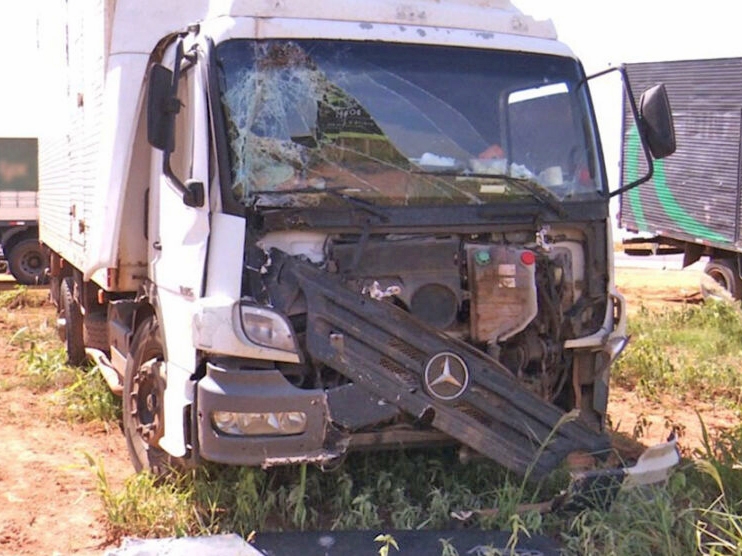 Carreta e trs caminhes se envolvem em engavetamento na BR-163 em Sorriso