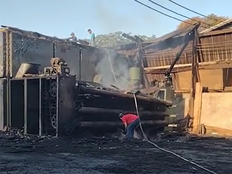 Incndio destruiu praticamente todos os barraces da antiga Madeireira Lofer, em Juara.