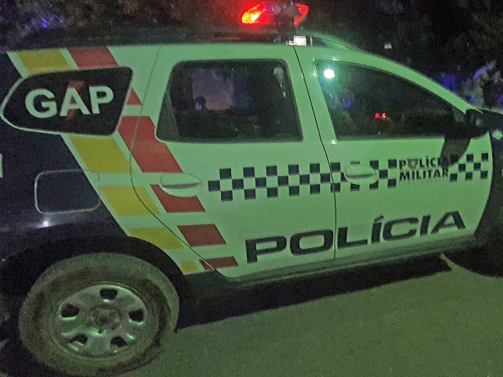 Menores no habilitados fogem da PM, batem em carro e s param quando perdem o controle e caem da moto.