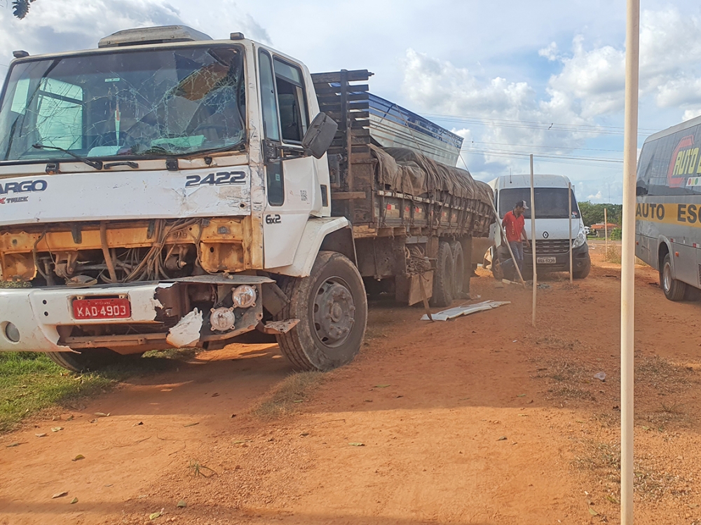 Caminho desgovernado desce barranco, atinge van, que atinge micro nibus causando srios danos materiais.