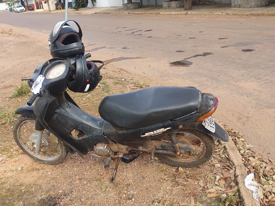 Acidente entre moto e carro na esquina das Ruas Belo Horizonte e Minas Gerais deixa duas pessoas feridas