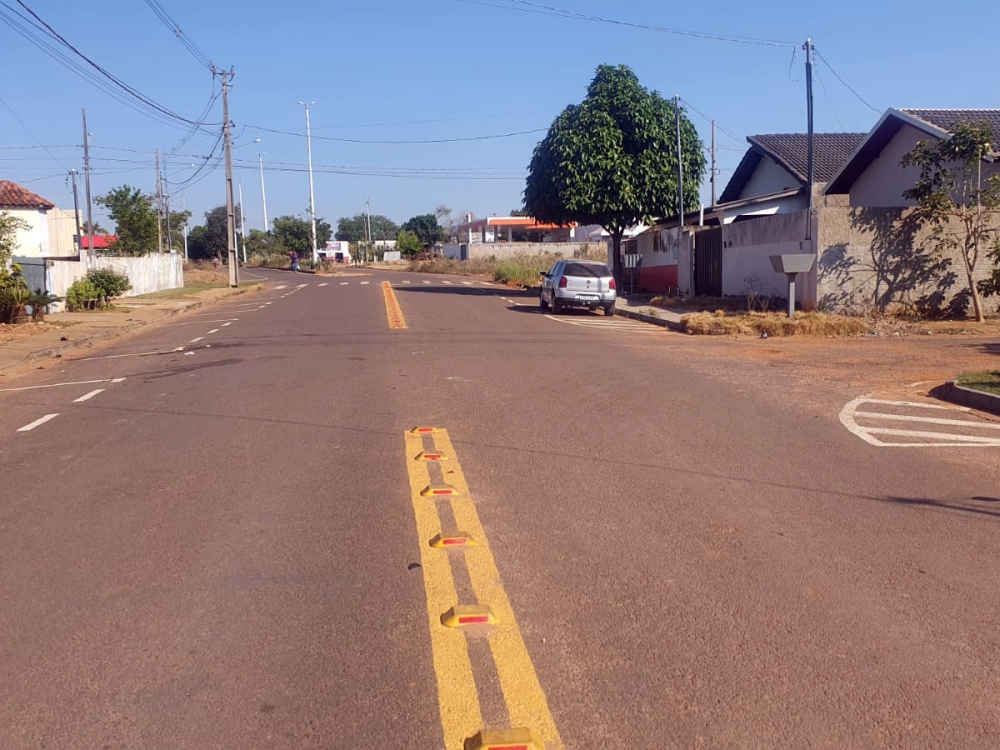 Acidente entre carro e moto no Jardim Bandeirantes em Juara, deixa motociclista com fratura no punho e clavcula.