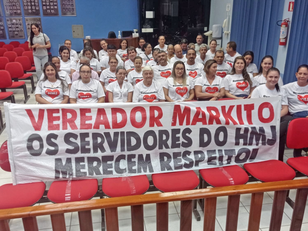 Servidores da sade de Juara protestam contra vereador Markito na sesso da Cmara de vereadores.