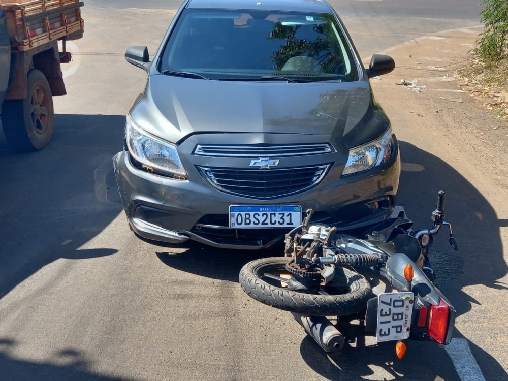 Acidente no centro de Juara entre moto e carro deixa motociclista ferida