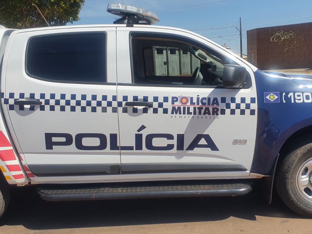 Motorista com sinais de embriagues passa por cima de moto estacionada e foge do local.