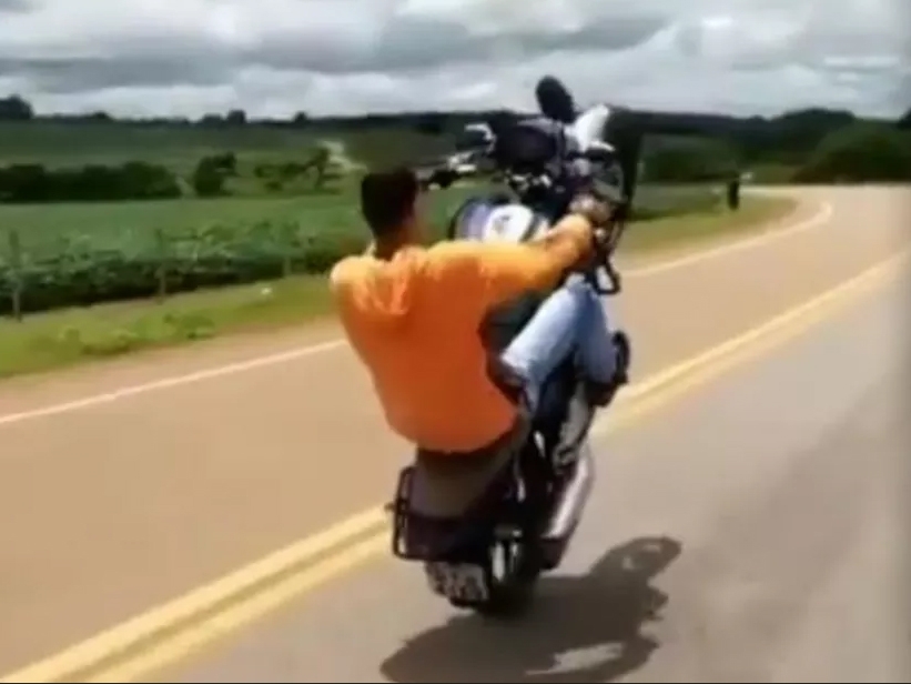 Jovens so flagrados empinando moto em frente escola estadual de Juara