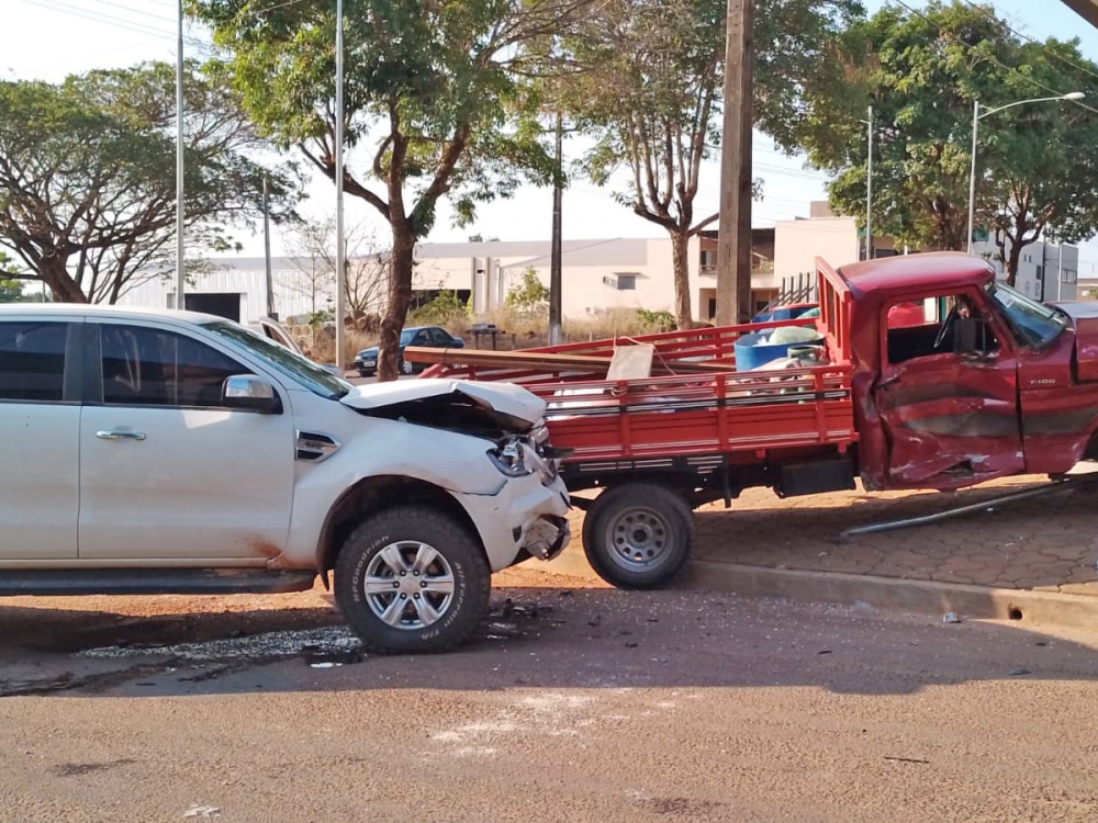 PM registra acidente de trnsito entre duas caminhonetes com danos materiais entre na Avenida Rio Arinos em Juara.