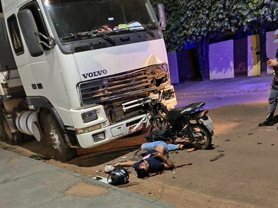 Motociclista choca-se de frente com caminho parado e vai parar no Hospital com ferimentos graves. 