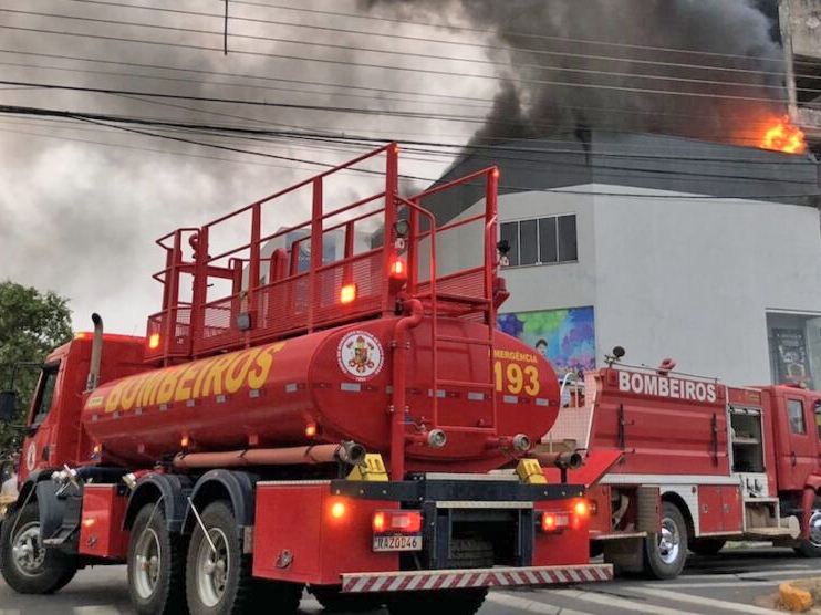 Bombeiros trabalham mais de 03 horas para controlar fogo na loja Sinofoto de Sinop