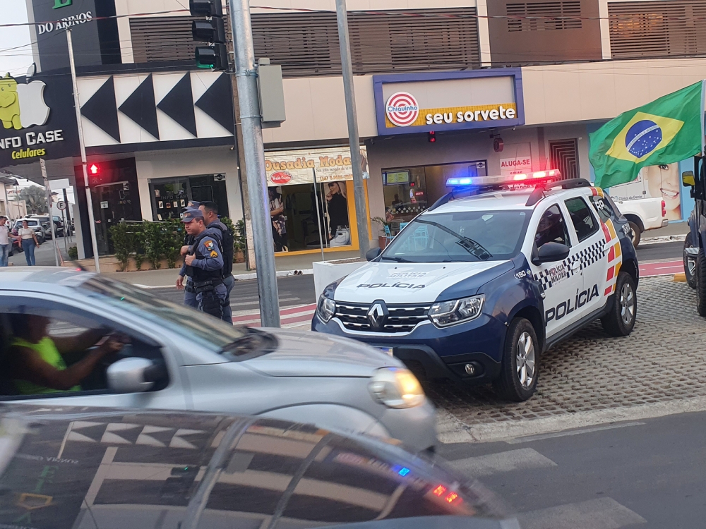 Policiais civis e militares fazem panfletagem em defesa da mulher e contra a violncia domstica.