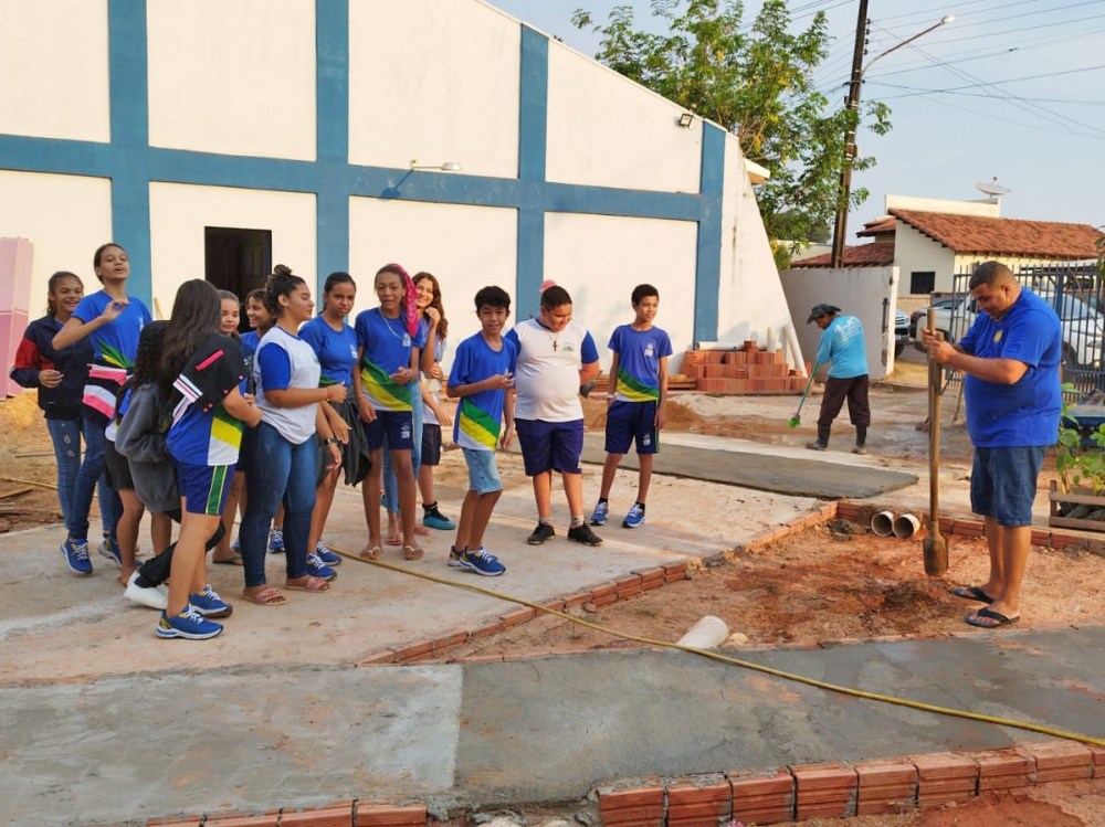 Lions Clube de Juara realiza plantio de mudas na Escola Nivaldo Fracarolli, para marcar o Dia da rvore.