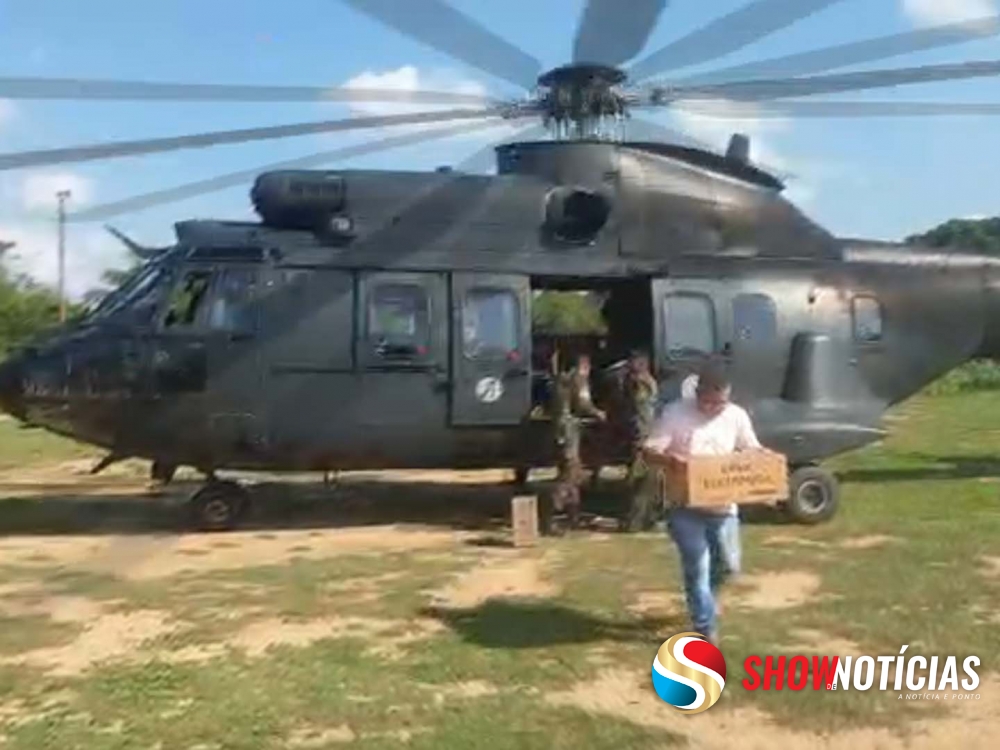 Urna para o segundo turno da eleio presidencial chega de helicptero em aldeia de Juara.