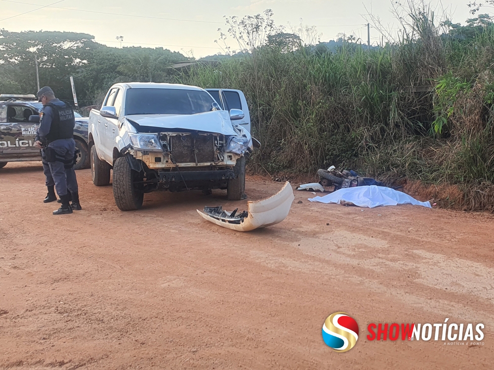 Marido morre e esposa tem fratura exposta na perna em acidente entre moto e caminhonete em Juara.