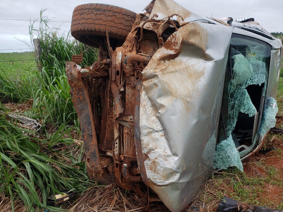 Veculo de Funerria de Juara capota, motorista tem fraturas de fmur e ter que ser levado para Cuiab.