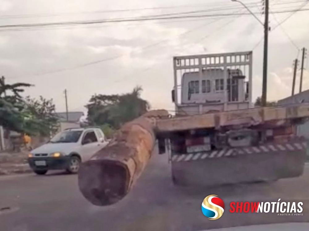 Caminho com tora totalmente fora da carroceria passa tranquilamente dentro da cidade de Juara.