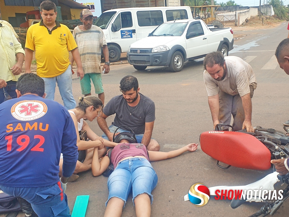 Mulher tem suspeita de fratura de fmur em acidente entre moto e caminhonete na Av. Ayrton Sena em Juara