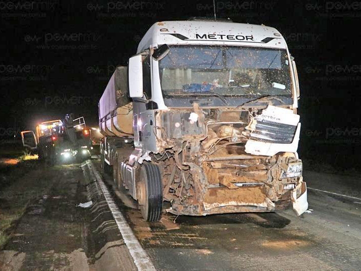 Monte de terra na pista causa acidente envolvendo trs carretas na BR-163 em Nova Mutum/MT