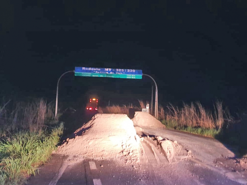 Sadas de Juara so bloqueadas parcialmente com terra em cima das pistas nas rodovias MT 160 e MT 325